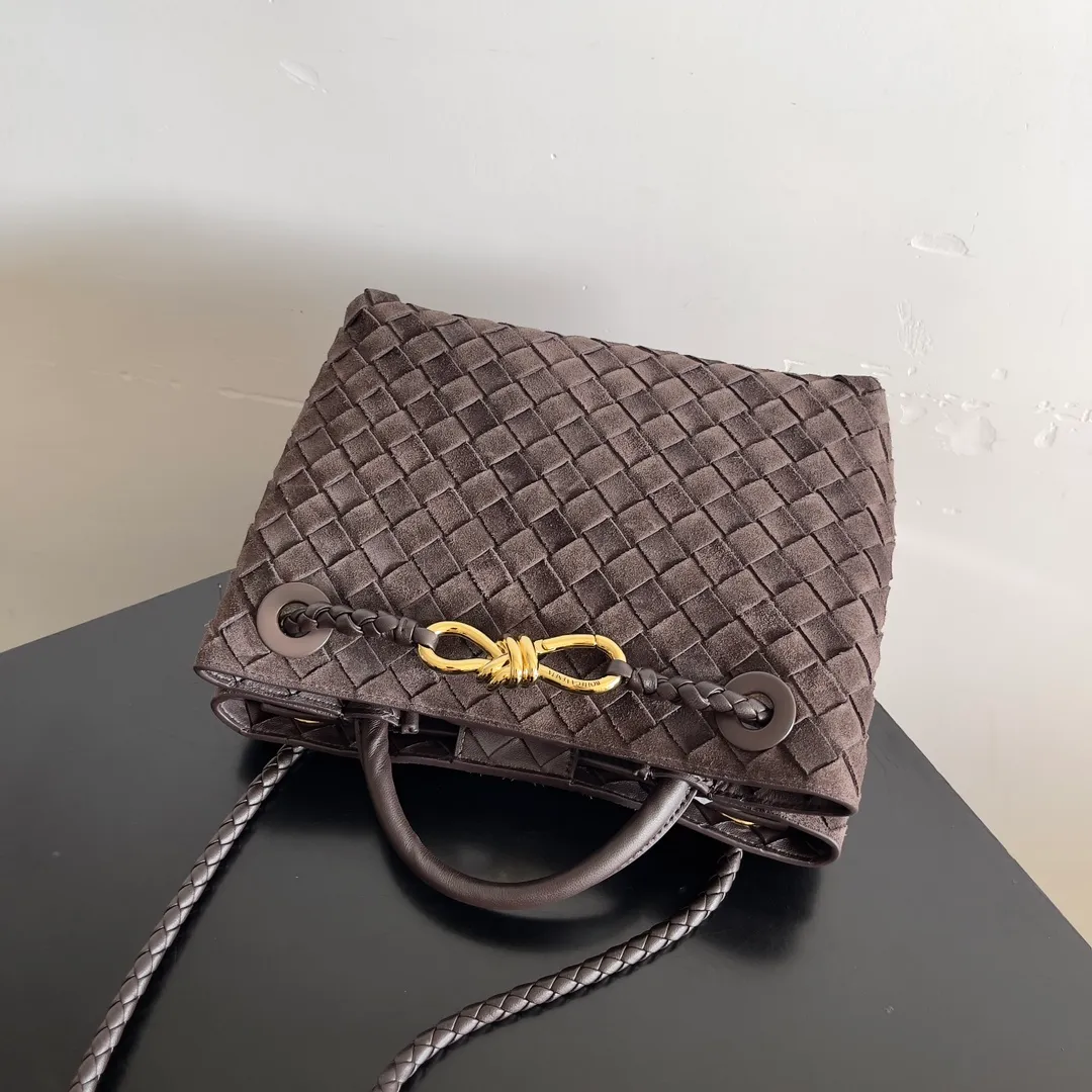 The 2023 new Andiamo batch of 1960 BV has been shipped‼ ️Really popular🔥The new Andiamo woven handbag launched by Bottega Veneta this season is really popular all over the world! ! Celebrities at home and abroad have worn it, and Oscar-winning actress Michelle Yeoh has taken it out on the street. Song Jia, Trai Yara, Yu Feihong, Sanji Ayaka, Rosie Hunting-Whiteley, Yoshioka Riho, etc. have all picked up this bag. It is classic and versatile, showing off its temperament, and the bag capacity is also large, which is very convenient for daily commuting! ! A variety of carrying methods, the shoulder straps can be adjusted by yourself, the original lambskin feels soft and delicate, and the neutral style is made to break gender boundaries and bring a more practical and longer-lasting use experience. Andiamo, which has both elegant and casual styles, perfectly interprets the true appearance of "fashionable old money style". Style number: 743568 (suede) Size: 25*22*10.5cm